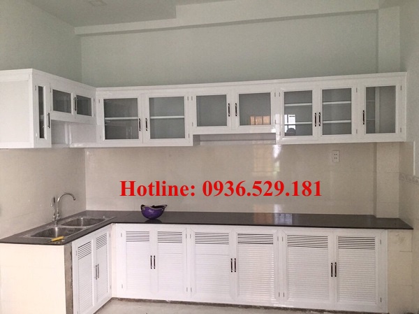 tủ bếp nhôm kính màu trắng